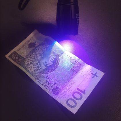 Φακός LED – ευέλικτο φως για απαιτητικούς χρήστες, ακριβής φωτισμός και υπεριώδης ακτινοβολία σε μία συσκευή