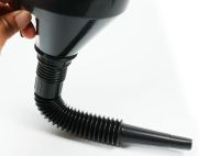 Μαύρο πλαστικό χωνί με εύκαμπτο σωλήνα για καύσιμα, λάδια, νερό με ενσωματωμένο φίλτρο 36cm